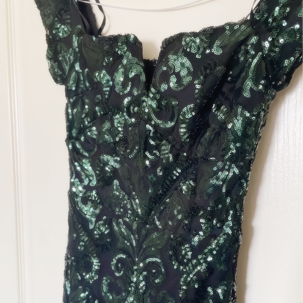 Dresses - Picture 2 of 3